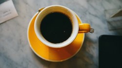 espressoa keltaisessa kahvikupissa