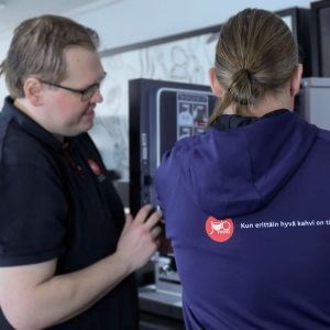 teknikot asentamassa kahviautomaattia